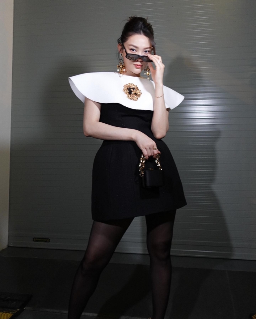 Dù bụng to lùm lùm nhưng không thể cản được tinh thần ham mặc đẹp của Minh Hằng. Dù bụng to lùm lùm nhưng không thể cản được tinh thần ham mặc đẹp của Minh Hằng.