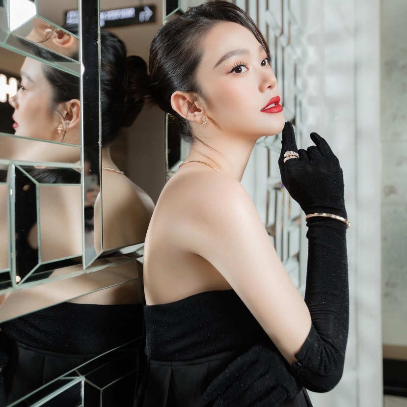 Mẹ bầu trendy nhất Vbiz gọi tên Minh Hằng: Bụng to vượt mặt không cản nổi tinh thần mặc đẹp, thần thái ngút ngàn - Ảnh 1 Mẹ bầu trendy nhất Vbiz gọi tên Minh Hằng: Bụng to vượt mặt không cản nổi tinh thần mặc đẹp, thần thái ngút ngàn - Ảnh 1