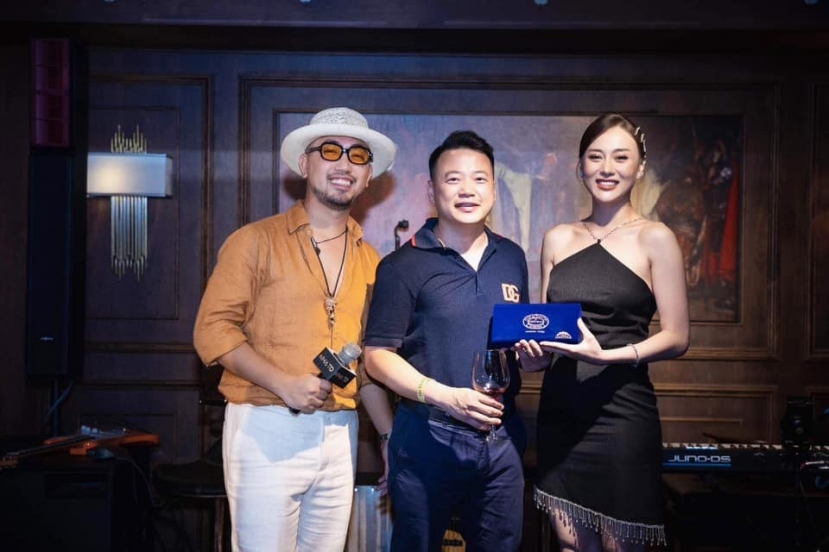 Shark Bình - Phương Oanh cởi mở hơn trong việc xuất hiện cùng nhau Shark Bình - Phương Oanh cởi mở hơn trong việc xuất hiện cùng nhau