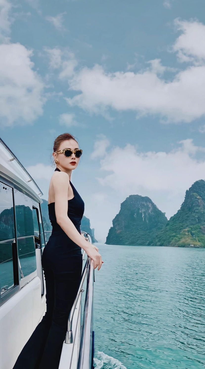 Nữ diễn viên được khen ngợi sang chảnh khi thả dáng trên du thuyền Nữ diễn viên được khen ngợi sang chảnh khi thả dáng trên du thuyền