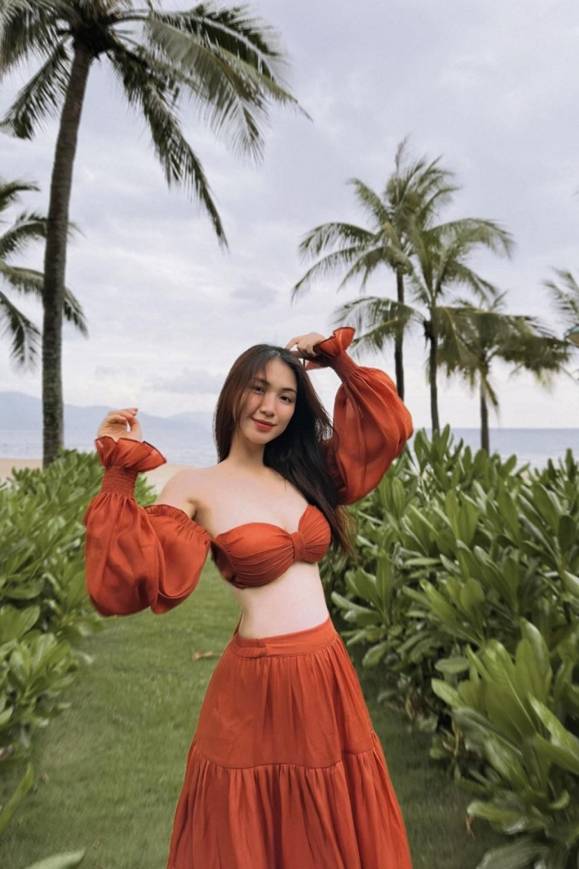 Dù đã trải qua một lần sinh nở, ca sĩ Hoà Minzy vẫn sở hữu vóc dáng nhiều người mơ ước Dù đã trải qua một lần sinh nở, ca sĩ Hoà Minzy vẫn sở hữu vóc dáng nhiều người mơ ước