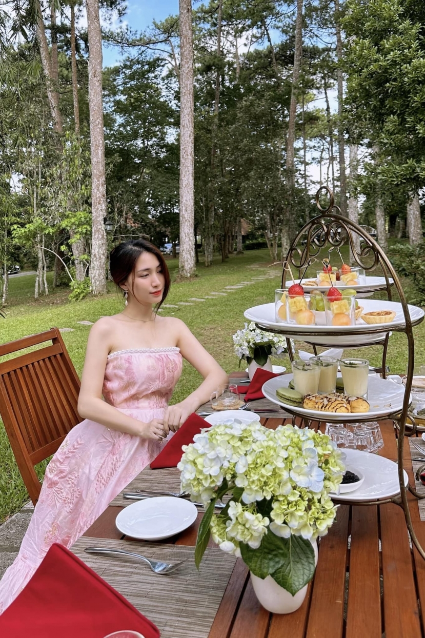 Hòa Minzy hóa công chúa, thả dáng tại xứ sở ngàn hoa - Đà Lạt Hòa Minzy hóa công chúa, thả dáng tại xứ sở ngàn hoa - Đà Lạt