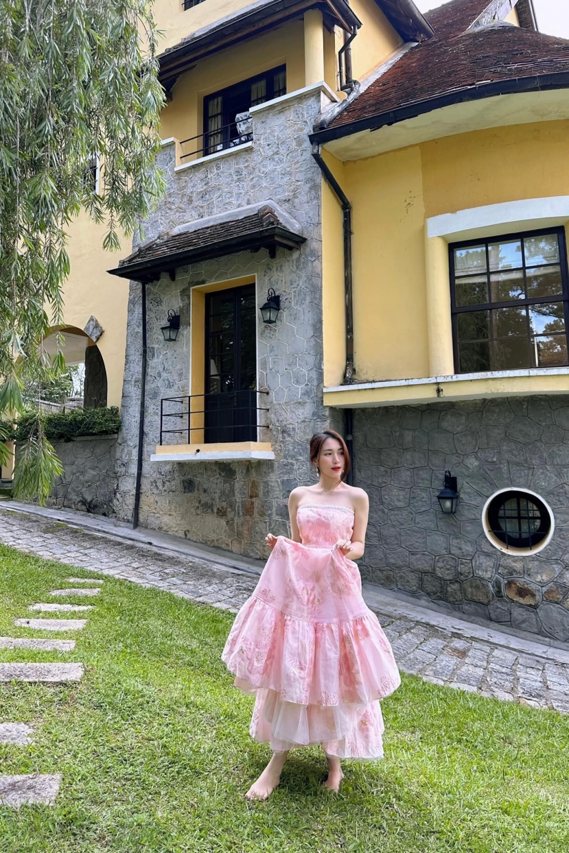 Nhan sắc chuẩn gái một con trông mòn con mắt của Hòa Minzy Nhan sắc chuẩn gái một con trông mòn con mắt của Hòa Minzy