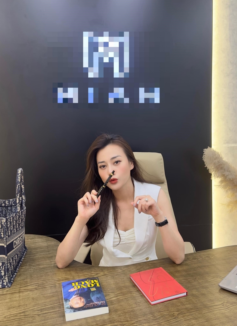 Phương oanh đăng tải hình ảnh chụp tại văn phòng. Nhan sắc xinh đẹp cùng phong thái chuẩn 'nữ tổng tài' Phương oanh đăng tải hình ảnh chụp tại văn phòng. Nhan sắc xinh đẹp cùng phong thái chuẩn 'nữ tổng tài'