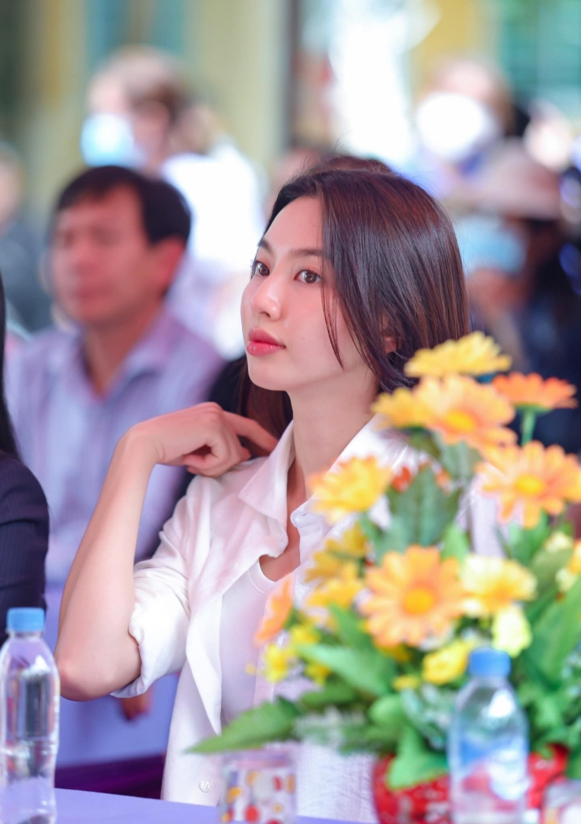 Thùy Tiên xuất hiện đầy năng lượng tại chương trình Khám chữa bệnh và cấp thuốc cho 1000 hộ dân tại Huyện Sơn Tây Thùy Tiên xuất hiện đầy năng lượng tại chương trình Khám chữa bệnh và cấp thuốc cho 1000 hộ dân tại Huyện Sơn Tây