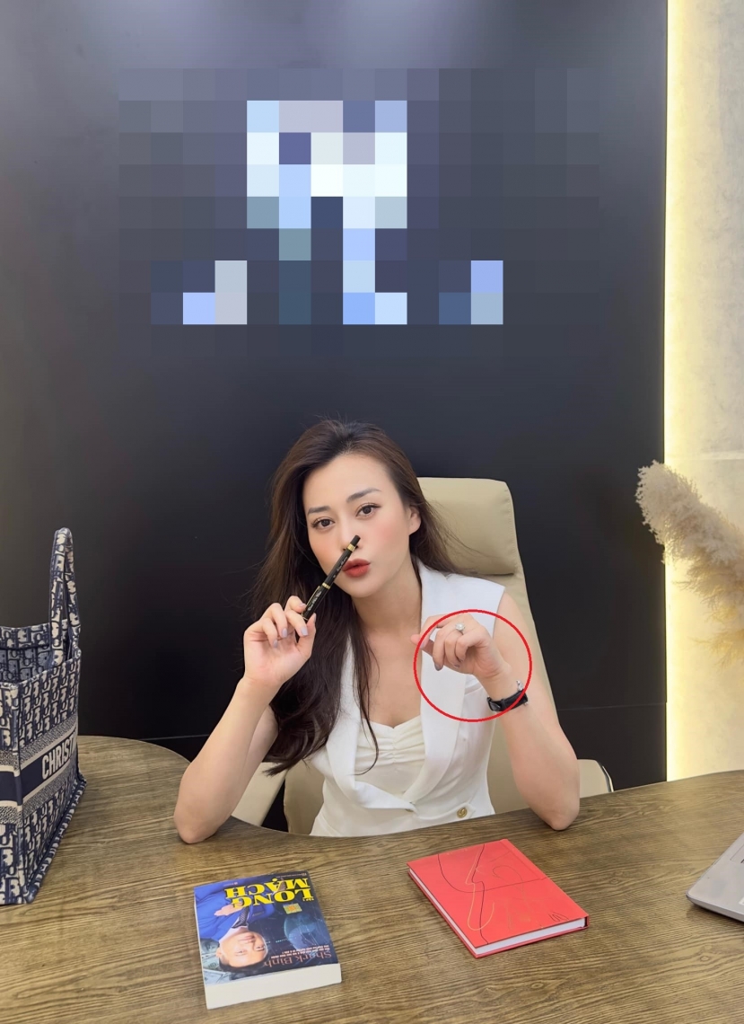 Phương Oanh nhiều lần khoe khéo 'tín vật tình yêu' sau khi công khai tình cảm với Shark Bình Phương Oanh nhiều lần khoe khéo 'tín vật tình yêu' sau khi công khai tình cảm với Shark Bình
