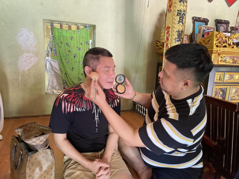 Công Lý trang điểm để chuẩn bị ghi hình phim mới Công Lý trang điểm để chuẩn bị ghi hình phim mới