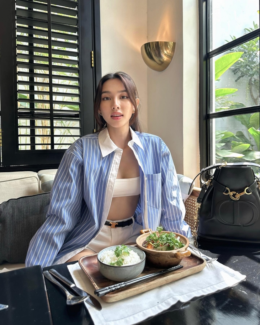 Thùy Tiên chia sẻ loạt ảnh đi ăn, hút ánh nhìn vì mẫu áo tí hon Thùy Tiên chia sẻ loạt ảnh đi ăn, hút ánh nhìn vì mẫu áo tí hon