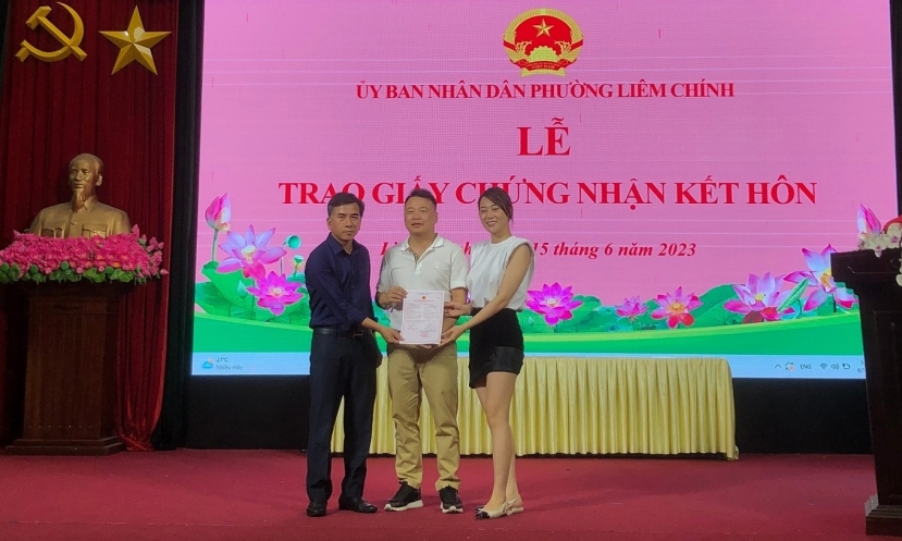 Phương Oanh hoàn thành thủ tục đăng ký kết hôn với Shark Bình tại quê nhà nữ diễn viên Phương Oanh hoàn thành thủ tục đăng ký kết hôn với Shark Bình tại quê nhà nữ diễn viên