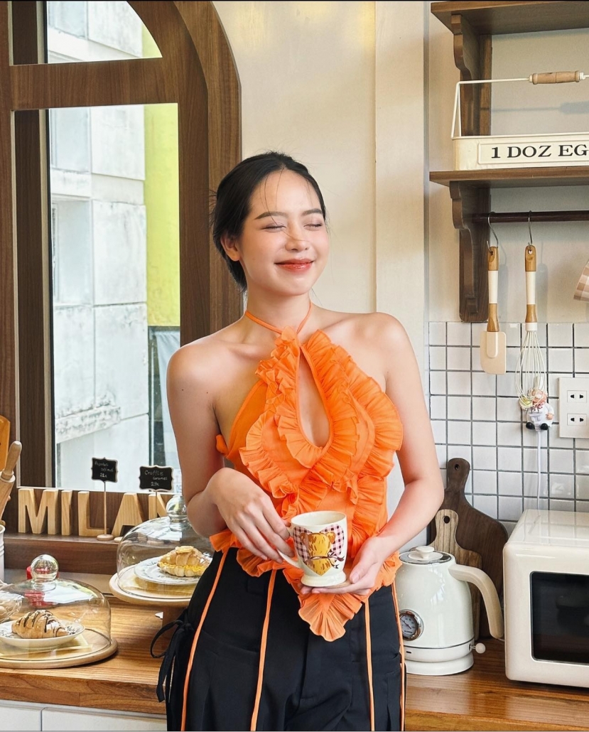 Áo hở rãnh ngực cũng là sự lựa chọn của Thanh Thủy Áo hở rãnh ngực cũng là sự lựa chọn của Thanh Thủy
