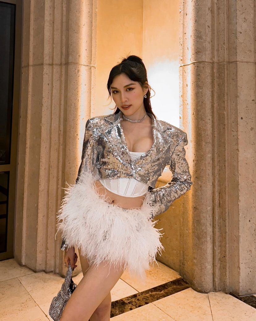 Những khoảng hở trên thiết kế cut-out táo giúp Thanh Thanh Huyền càng thêm nổi bật Những khoảng hở trên thiết kế cut-out táo giúp Thanh Thanh Huyền càng thêm nổi bật