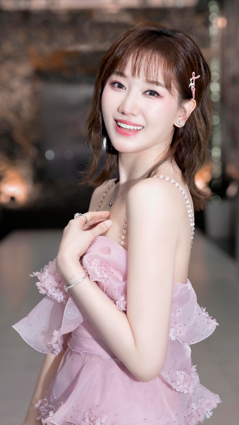 Dẫu vậy cô vẫn duy trì thần sắc tươi trẻ Dẫu vậy cô vẫn duy trì thần sắc tươi trẻ