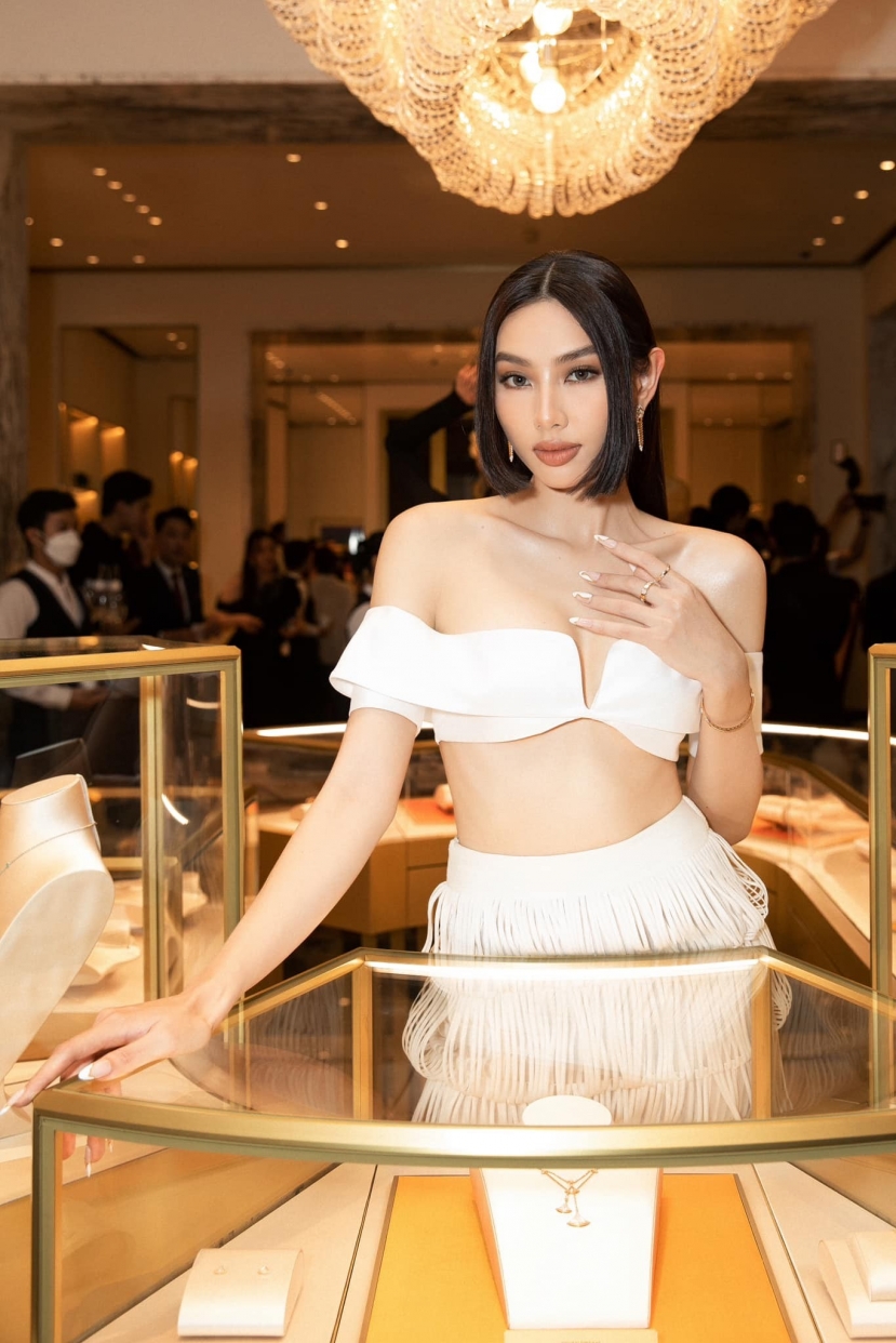 Thùy Tiên khoe được vòng 1 và vòng 2 nhờ kiểu áo tí hon Thùy Tiên khoe được vòng 1 và vòng 2 nhờ kiểu áo tí hon