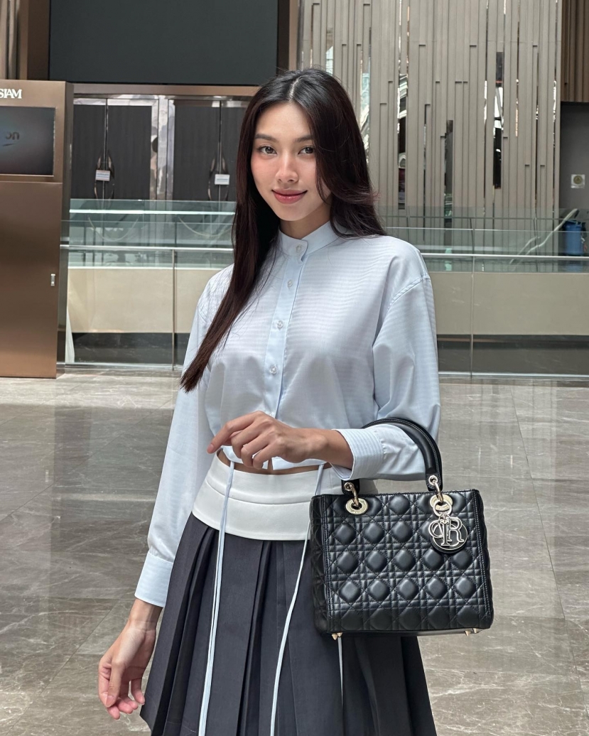 Thùy Tiên nền nã thả dáng tại đường phố Thái Lan Thùy Tiên nền nã thả dáng tại đường phố Thái Lan