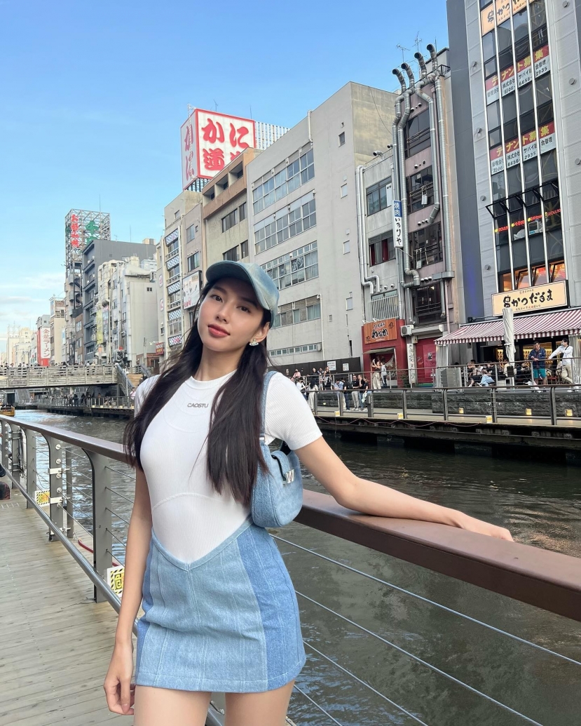 Thùy Tiên trông năng động với bản phối denim ấn tượng Thùy Tiên trông năng động với bản phối denim ấn tượng