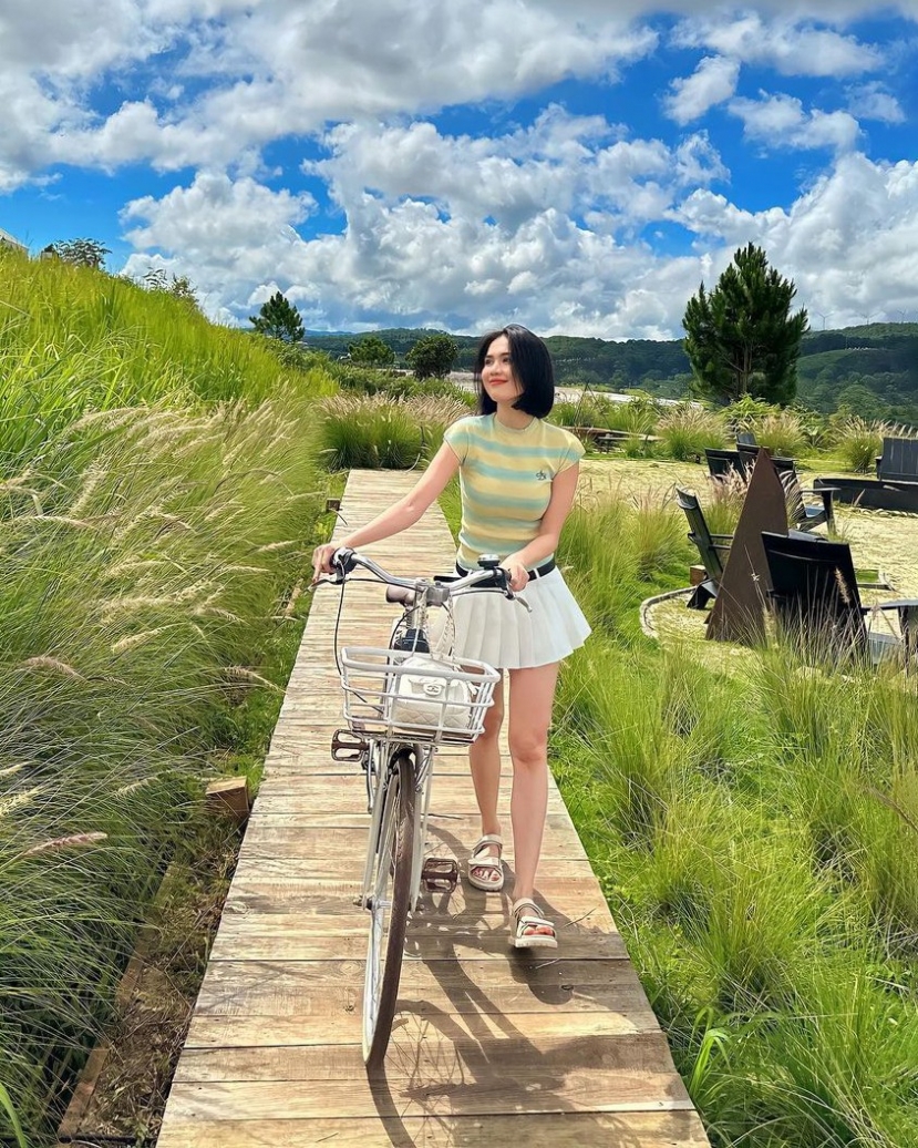 Với ưu điểm tôn dáng, váy siêu ngắn cũng được Ngọc Trinh tích cực lăng xê Với ưu điểm tôn dáng, váy siêu ngắn cũng được Ngọc Trinh tích cực lăng xê