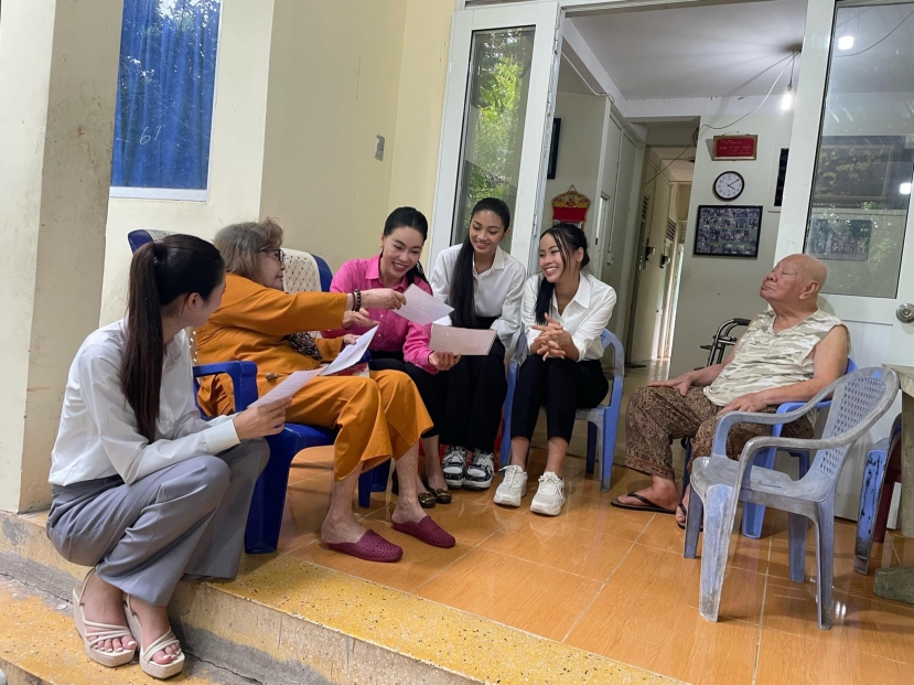 Minh Kiên cùng Top 3 thăm viện dưỡng lão nghệ sĩ Minh Kiên cùng Top 3 thăm viện dưỡng lão nghệ sĩ