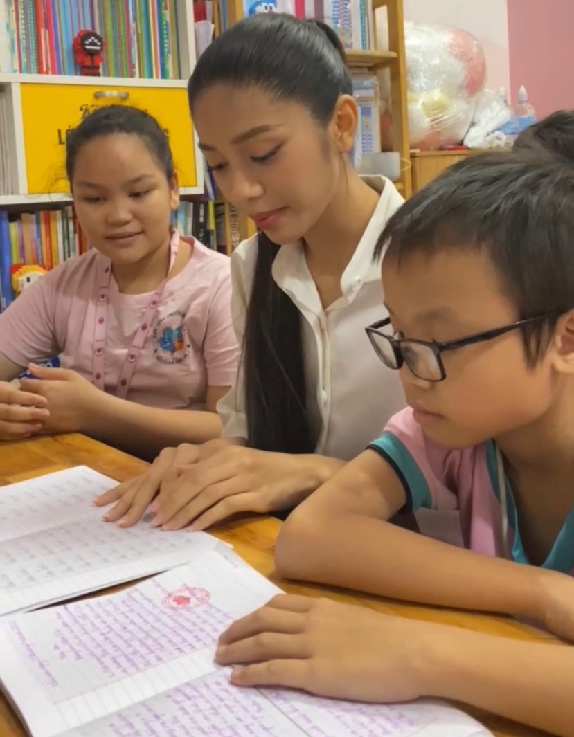 Nhan sắc kiệm phấn của cô nhận về vô số khen ngợi Nhan sắc kiệm phấn của cô nhận về vô số khen ngợi