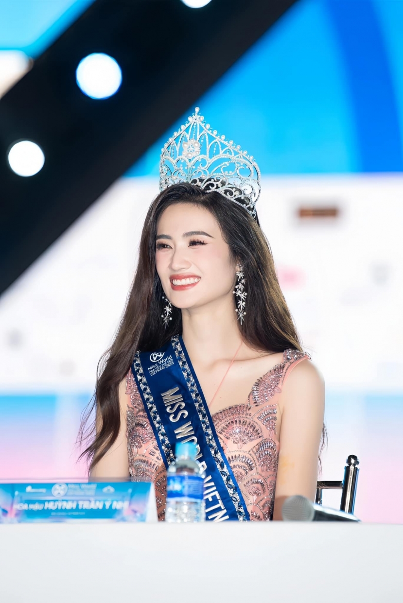 Sau khi đăng quang, Huỳnh Trần Ý Nhi nhận được nhiều sự quan tâm từ khán giả, đa số là cái nhìn không mấy tích cực Sau khi đăng quang, Huỳnh Trần Ý Nhi nhận được nhiều sự quan tâm từ khán giả, đa số là cái nhìn không mấy tích cực