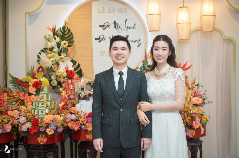 Đỗ Mỹ Linh và con trai út nhà Bầu Hiển - thiếu gia Đỗ Vinh Quang trong ngày trọng đại. Cả hai bí mật hẹn hò và kết thúc chuyện tình đẹp như cổ tích bằng đám cưới rình rang Đỗ Mỹ Linh và con trai út nhà Bầu Hiển - thiếu gia Đỗ Vinh Quang trong ngày trọng đại. Cả hai bí mật hẹn hò và kết thúc chuyện tình đẹp như cổ tích bằng đám cưới rình rang