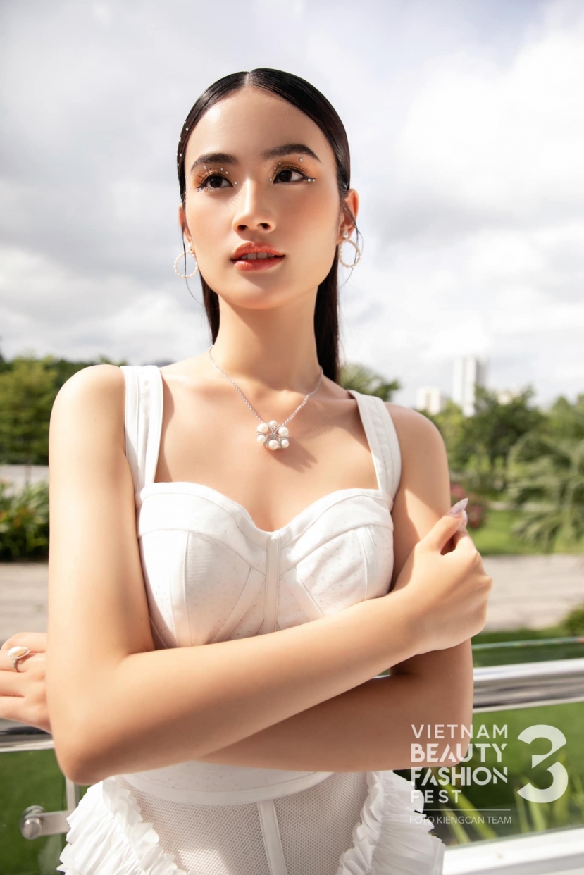 Ý Nhi đang tiều tụy trước sự công kích của cộng đồng mạng Ý Nhi đang tiều tụy trước sự công kích của cộng đồng mạng