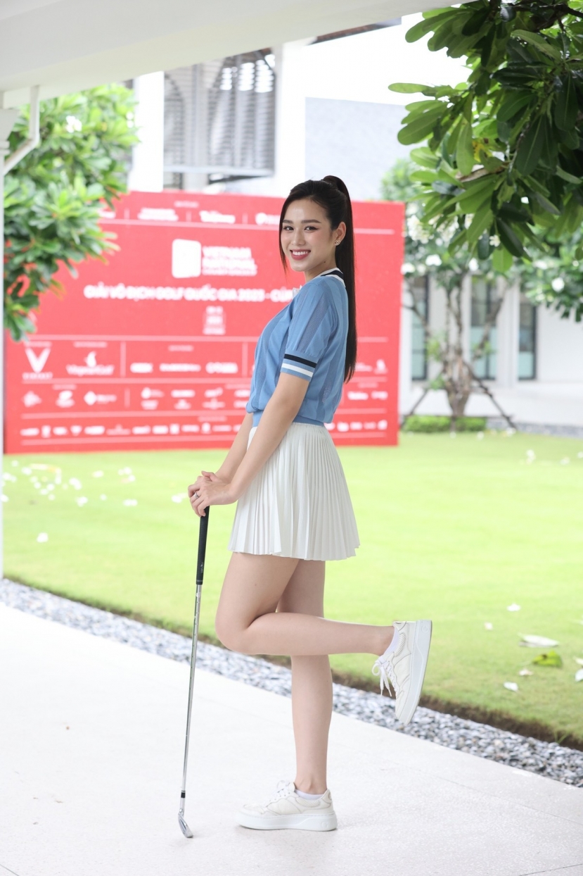 Mỗi khi ra sân, nàng hậu cho thấy sự trẻ trung với những bản phối đồ ấn tượng, khoe đôi chân dài 'đắt giá' Mỗi khi ra sân, nàng hậu cho thấy sự trẻ trung với những bản phối đồ ấn tượng, khoe đôi chân dài 'đắt giá'