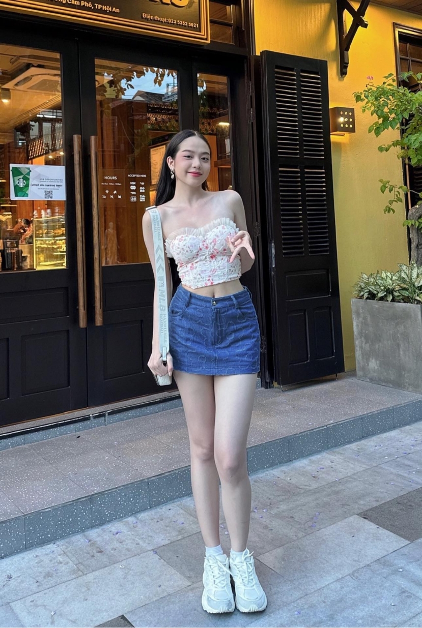 Thanh Thủy lăng xê mốt áo cúp ngực họa tiết hoa nhí trẻ trung Thanh Thủy lăng xê mốt áo cúp ngực họa tiết hoa nhí trẻ trung