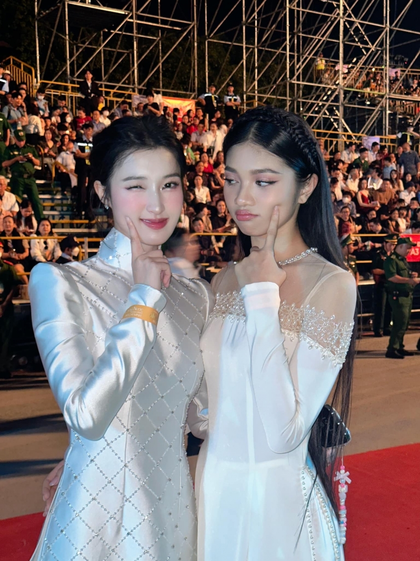 inh Kiên và Phương Nhi cùng nhau tạo dáng nhí nhảnh, đáng yêu khi tham gia sự kiện cách đây không lâu inh Kiên và Phương Nhi cùng nhau tạo dáng nhí nhảnh, đáng yêu khi tham gia sự kiện cách đây không lâu