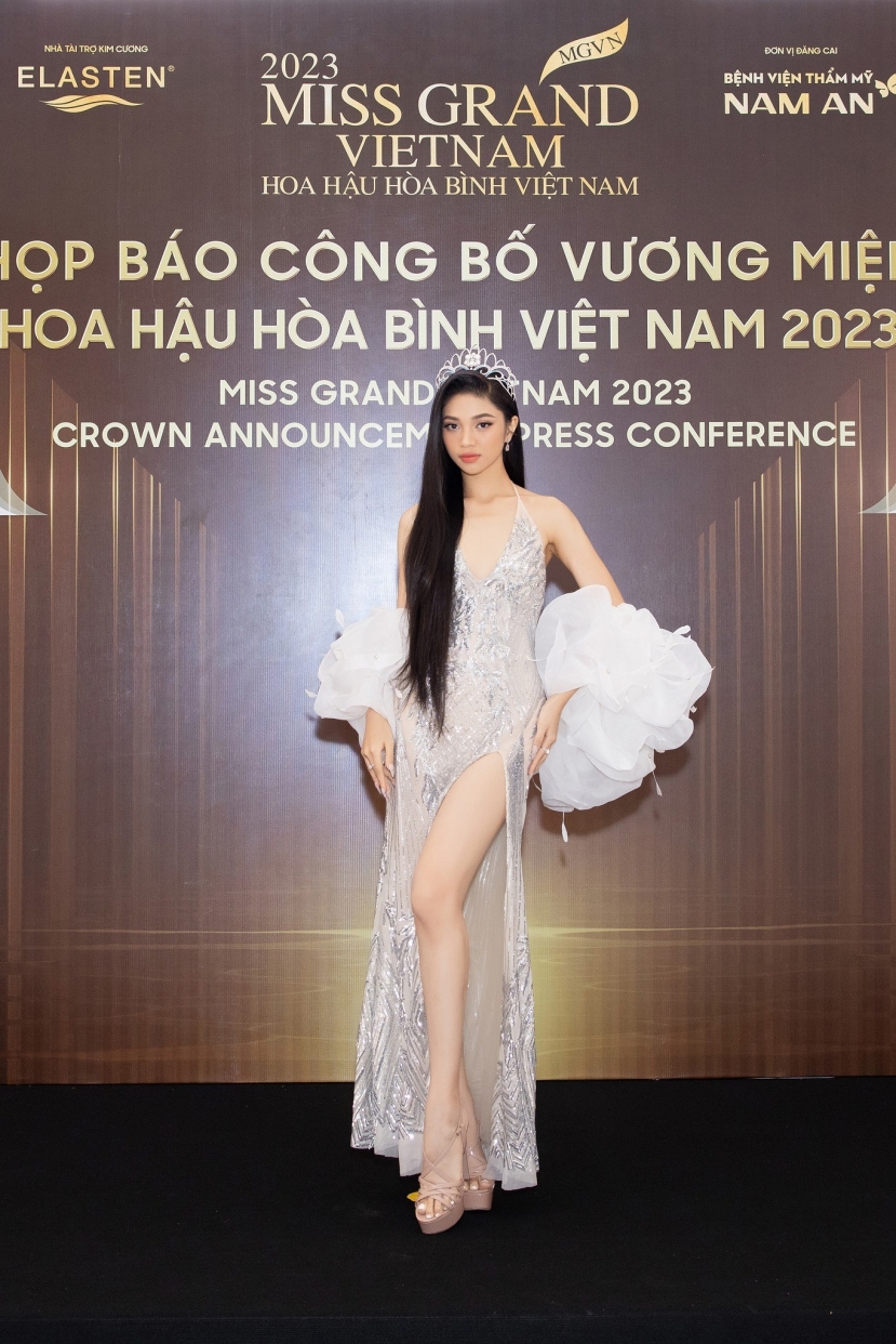 Á hậu Huỳnh Minh Kiên dù mới đăng quang song không hề kém cạnh với đàn chị về nhan sắc lẫn thần thái Á hậu Huỳnh Minh Kiên dù mới đăng quang song không hề kém cạnh với đàn chị về nhan sắc lẫn thần thái