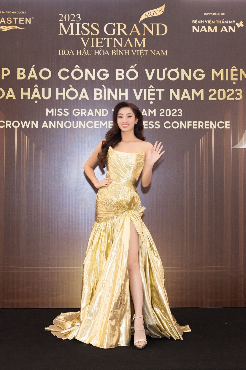 Hoa hậu Lương Thùy Linh duy trì tốt phong độ ở đường đua thảm đỏ với mẫu đầm tông vàng nổi bật. Thiết kế xẻ cao tôn chân dài Hoa hậu Lương Thùy Linh duy trì tốt phong độ ở đường đua thảm đỏ với mẫu đầm tông vàng nổi bật. Thiết kế xẻ cao tôn chân dài