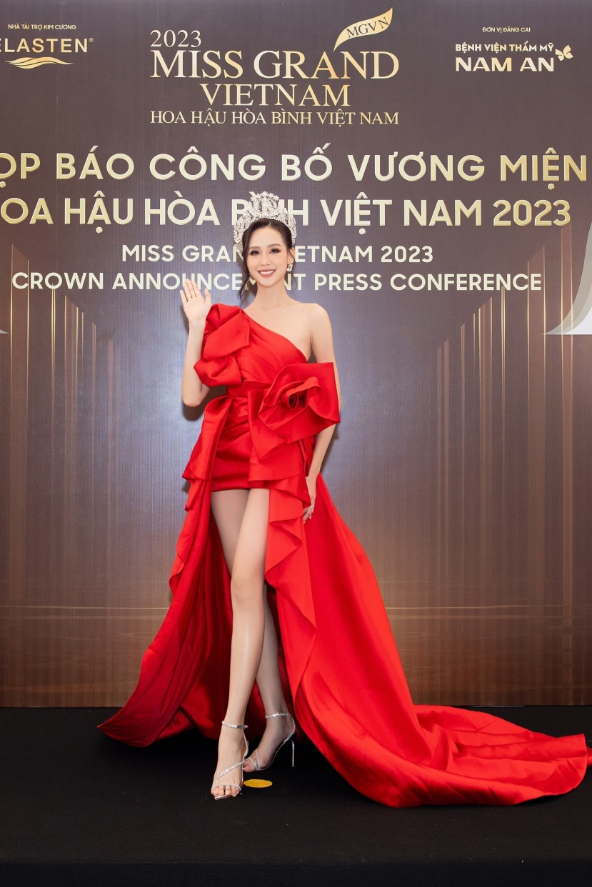 Hoa hậu Lê Nguyễn Bảo Ngọc khoe đôi chân kiếm Nhật với mẫu đầm bất đối xứng. Tông đỏ càng giúp cô nàng nổi bật Hoa hậu Lê Nguyễn Bảo Ngọc khoe đôi chân kiếm Nhật với mẫu đầm bất đối xứng. Tông đỏ càng giúp cô nàng nổi bật