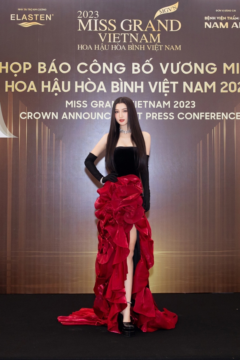 Á hậu Nguyễn Phương Nhi rời xa vẻ ngọt ngào thường thấy, cô trông sắc sảo hơn. Á hậu Nguyễn Phương Nhi rời xa vẻ ngọt ngào thường thấy, cô trông sắc sảo hơn.