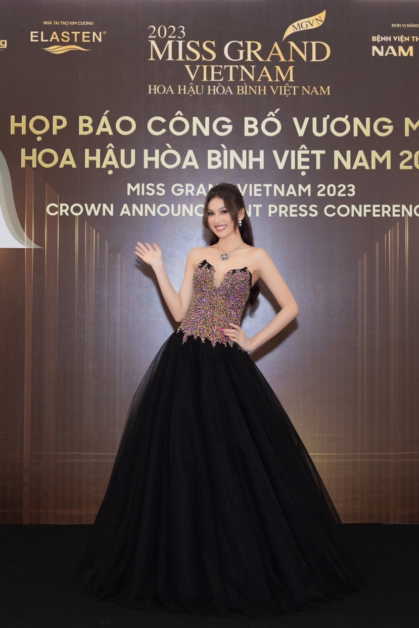 Á hậu Nguyễn Lê Ngọc Thảo rạng rỡ với bộ cánh tôn dáng Á hậu Nguyễn Lê Ngọc Thảo rạng rỡ với bộ cánh tôn dáng