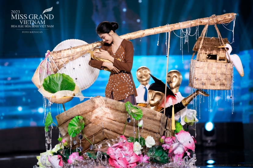 Minh Kiên gây sốt khi trình diễn thiết kế Gánh Mẹ Minh Kiên gây sốt khi trình diễn thiết kế Gánh Mẹ