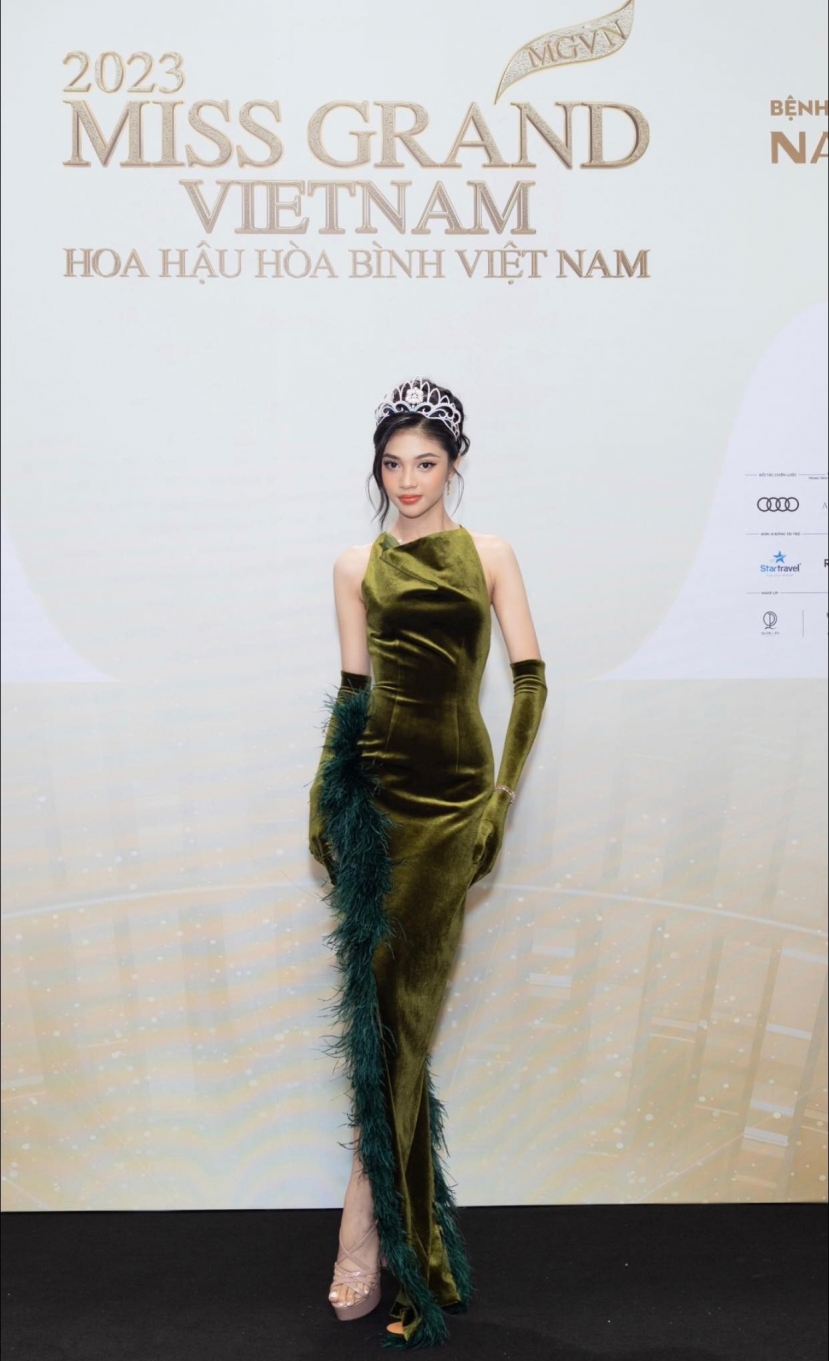 Dù mới đăng quang, song Minh Kiên đã cho thấy phong độ ổn định trên đường đua thảm đỏ Dù mới đăng quang, song Minh Kiên đã cho thấy phong độ ổn định trên đường đua thảm đỏ