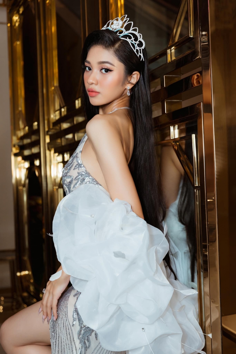 Những thiết kế khoe lưng trần quyến rũ vốn được Minh Kiên ưa chuộng Những thiết kế khoe lưng trần quyến rũ vốn được Minh Kiên ưa chuộng
