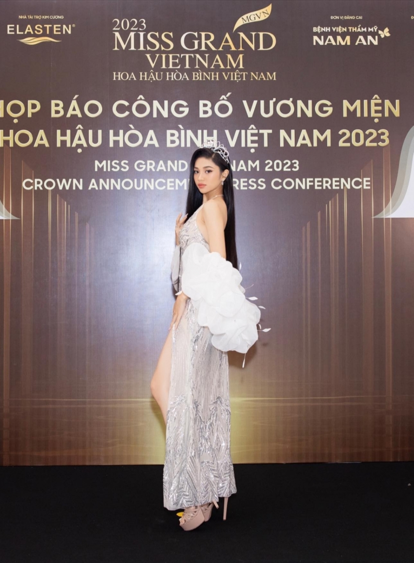 Mẫu váy kiệm vải phần lưng giúp lấp ló một cách đầy tinh tế những 'điểm vàng' cơ thể Mẫu váy kiệm vải phần lưng giúp lấp ló một cách đầy tinh tế những 'điểm vàng' cơ thể