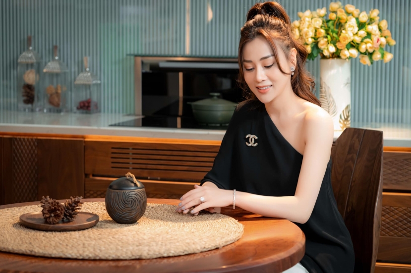 Ngoài nhan sắc, phong cách thời trang của Phương Oanh cũng được khen nâng tầm Ngoài nhan sắc, phong cách thời trang của Phương Oanh cũng được khen nâng tầm