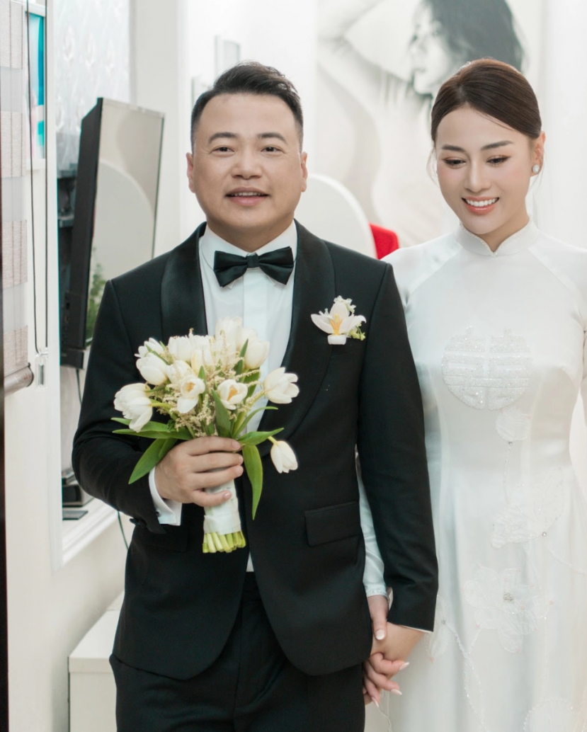 Phương Oanh và Shark Bình trong lễ ăn hỏi Phương Oanh và Shark Bình trong lễ ăn hỏi