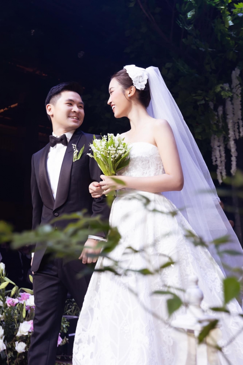 Hoa hậu Đỗ Mỹ Linh và con trai út nhà Bầu Hiển - thiếu gia Đỗ Vinh Quang trong hôn lễ đẹp như cổ tích Hoa hậu Đỗ Mỹ Linh và con trai út nhà Bầu Hiển - thiếu gia Đỗ Vinh Quang trong hôn lễ đẹp như cổ tích