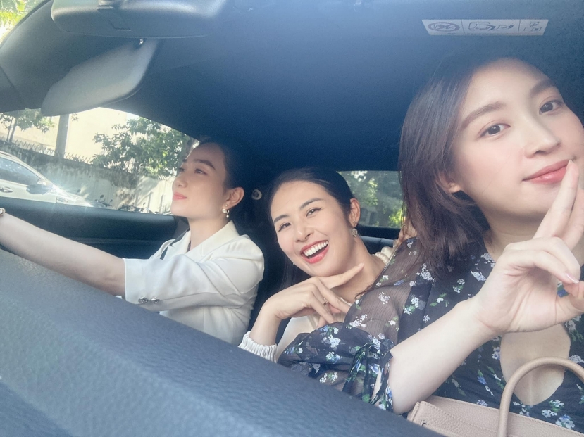 Góc chụp cận cảnh cho thấy nhan sắc của Đỗ Mỹ Linh không có quá nhiều sự thay đổi Góc chụp cận cảnh cho thấy nhan sắc của Đỗ Mỹ Linh không có quá nhiều sự thay đổi