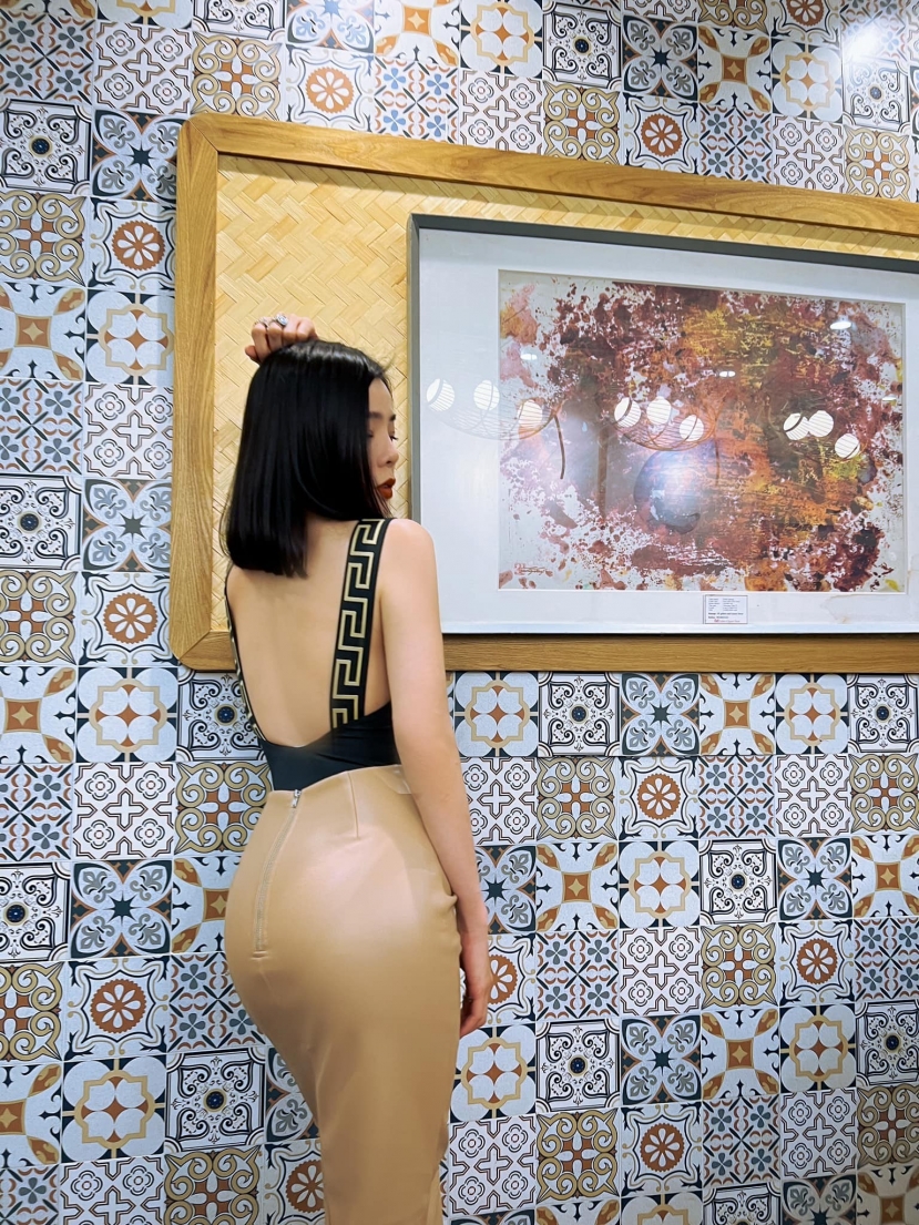 Lệ Quyên chuộng áo khoe lưng trần - Ảnh 3 Lệ Quyên chuộng áo khoe lưng trần - Ảnh 3