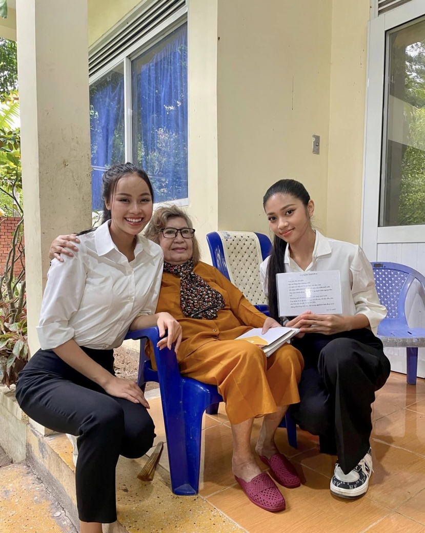 Nàng hậu thăm Viện dưỡng lão nghệ sĩ Nàng hậu thăm Viện dưỡng lão nghệ sĩ