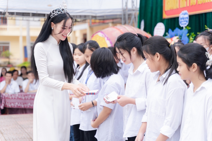 Đào Thị Hiền trao 30 phần học bổng đến các em học sinh có hoàn cảnh khó khăn Đào Thị Hiền trao 30 phần học bổng đến các em học sinh có hoàn cảnh khó khăn