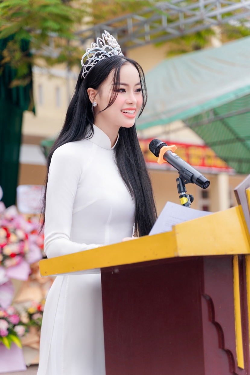 Đào Thị Hiền gây ấn tượng bởi diện mạo nền nã khi về thăm trường cũ Đào Thị Hiền gây ấn tượng bởi diện mạo nền nã khi về thăm trường cũ