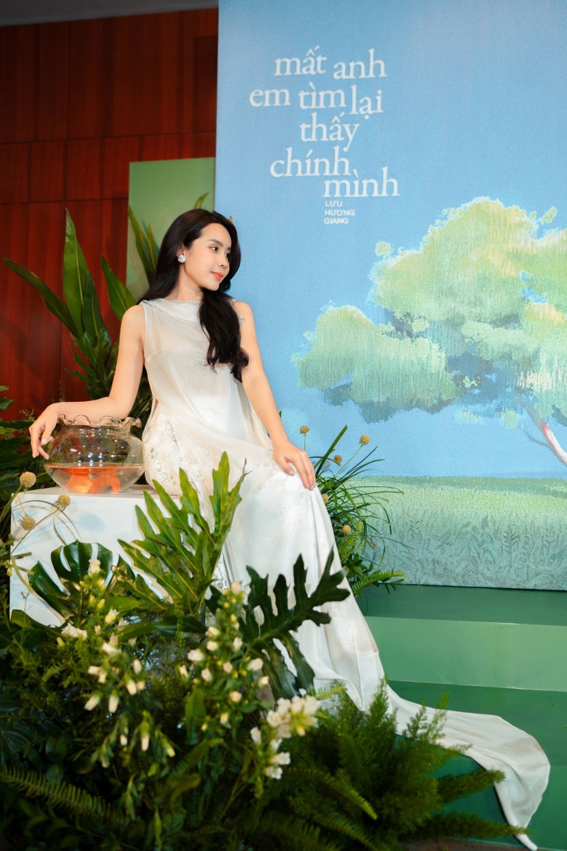 Lưu Hương Giang lẻ bóng tại sự kiện ra mắt MV Mất Anh Em Tìm Lại Chính Mình Lưu Hương Giang lẻ bóng tại sự kiện ra mắt MV Mất Anh Em Tìm Lại Chính Mình