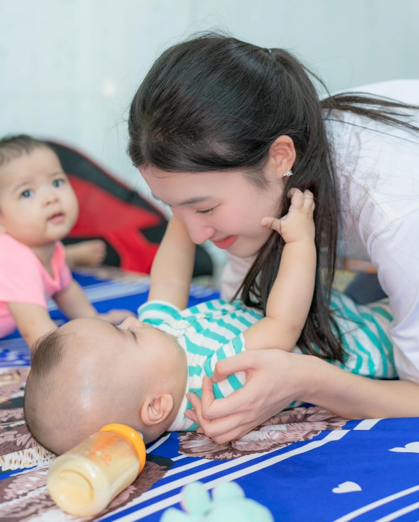 Phương Nhi ghé thăm và trao những nhu yếu phẩm như gạo, sữa, bỉm và bánh kẹo cho các bé nhỏ tại Mái ấm Hoa Hồng hồi đầu tháng 8 Phương Nhi ghé thăm và trao những nhu yếu phẩm như gạo, sữa, bỉm và bánh kẹo cho các bé nhỏ tại Mái ấm Hoa Hồng hồi đầu tháng 8
