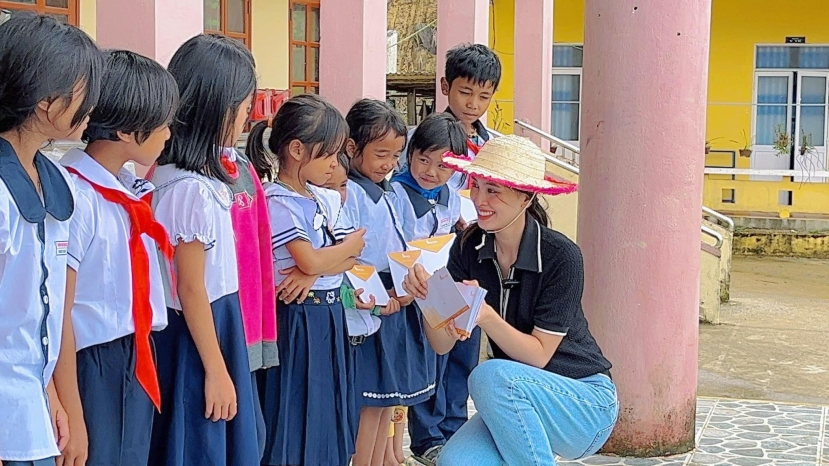 Tiểu Vy chăm làm từ thiện, bà Phạm Kim Dung có động thái đặc biệt - Ảnh 2 Tiểu Vy chăm làm từ thiện, bà Phạm Kim Dung có động thái đặc biệt - Ảnh 2