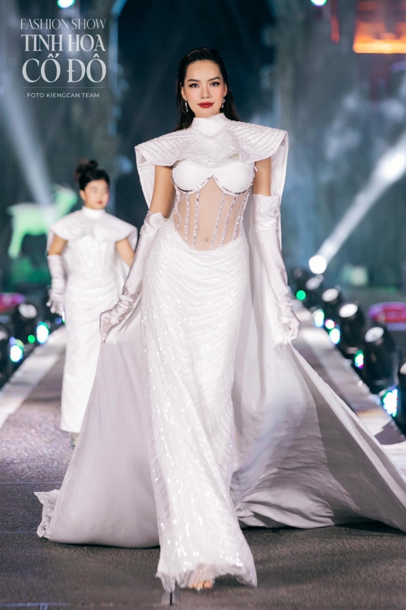 Lê Hoàng Phương trình diễn tại show diễn mới nhất Lê Hoàng Phương trình diễn tại show diễn mới nhất