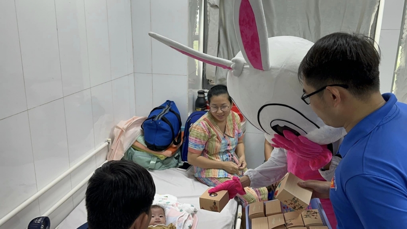 Thùy Tiên hóa thỏ, tặng quà cho các bệnh nhi tại ghé thăm Bệnh viện Sản - Nhi Sóc Trăng Thùy Tiên hóa thỏ, tặng quà cho các bệnh nhi tại ghé thăm Bệnh viện Sản - Nhi Sóc Trăng